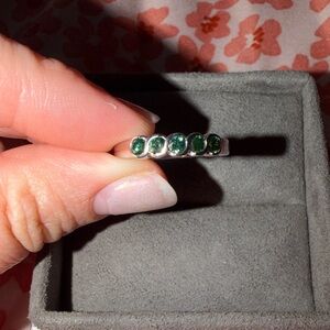 Elegant White Gold Ring with Green Diamonds